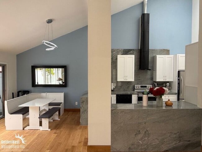 Building Photo - Modern 3Bdm 3Ba with Bonus Room Coastal Ho...