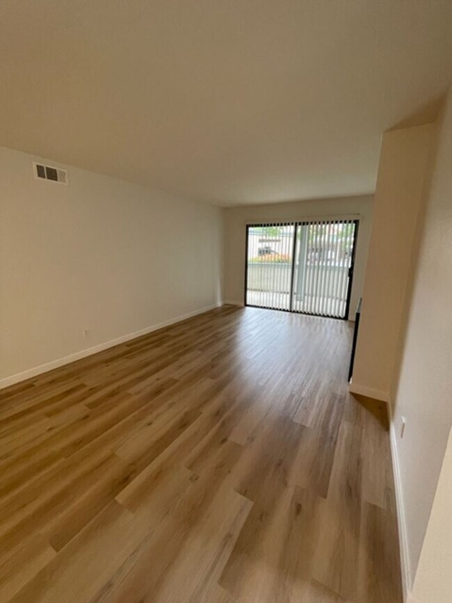 Building Photo - Large 2 Bedroom, 2 Bath Condo with 2 Parking and Community Pool