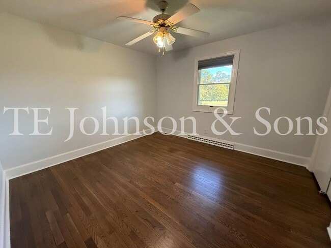 Building Photo - Three bedroom House with Large Lot in Country Setting