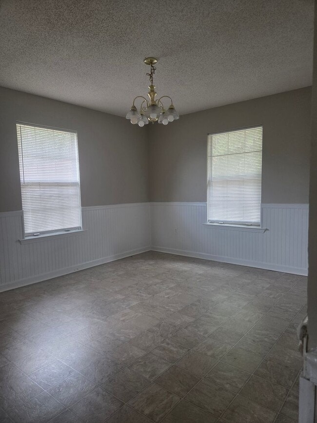Building Photo - Beautiful very spacious 4 Bed/2 Bath
