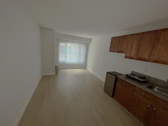 Building Photo - 535 S Catalina St
