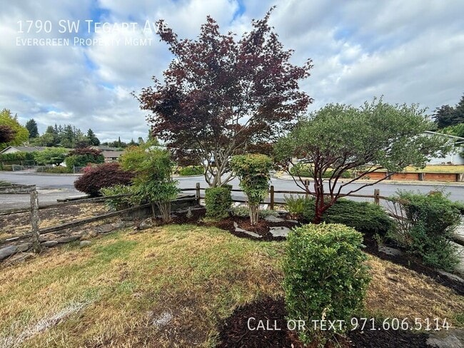 Building Photo - 1790 SW Tegart Ave
