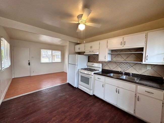 Building Photo - Cute 2 Bedroom Apartment!