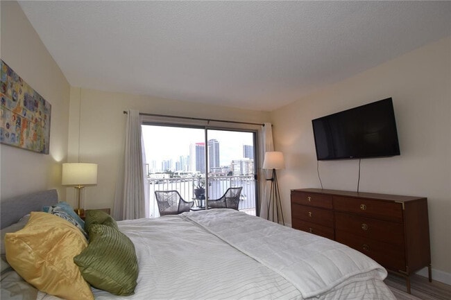 Building Photo - 400 Golden Isles Dr