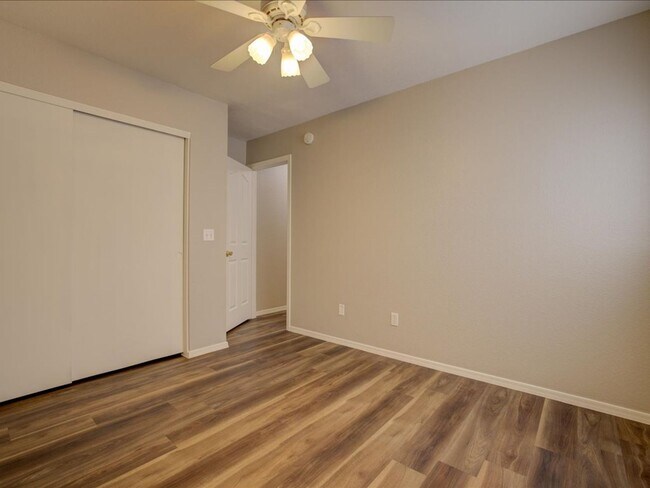 Building Photo - 4 Bedroom 2 Bathroom