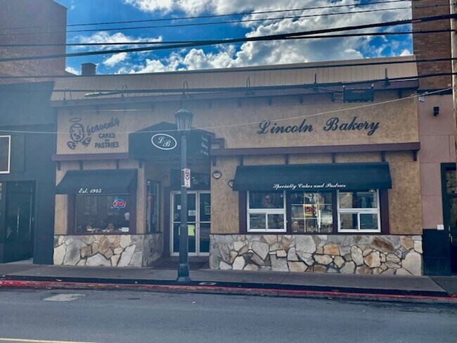 Building Photo - Updated 1 Bedroom with Deck and Garage space!