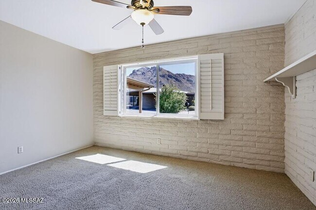 Building Photo - 170 E Mountain Morning Dr