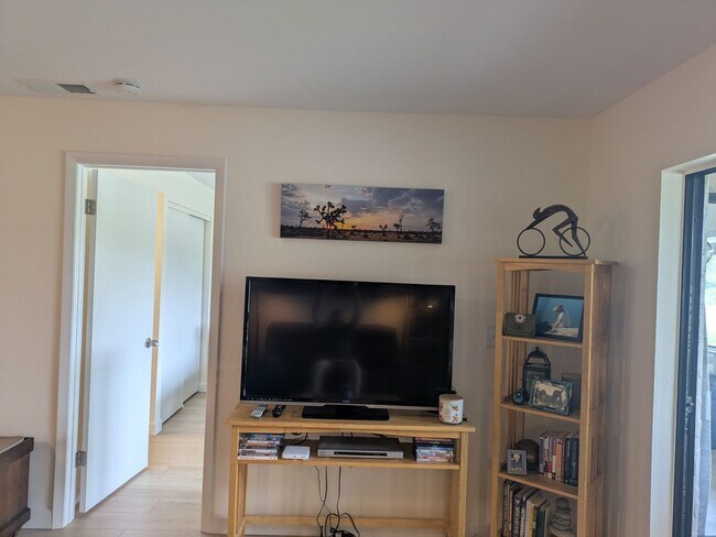 Building Photo - SEASONAL/SHORT TERM TURNKEY condo