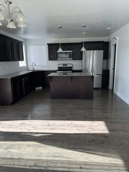 Building Photo - 221 N Stone Gate Dr
