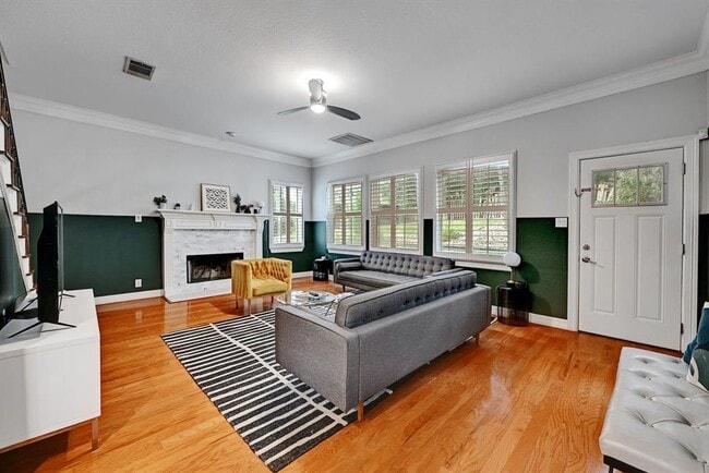 Building Photo - 1111 E Riverside Dr