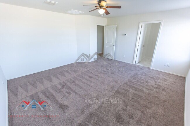 Building Photo - 5926 E Oasis Blvd