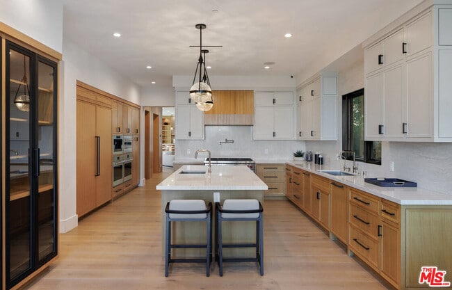 Building Photo - 7052 Dume Dr