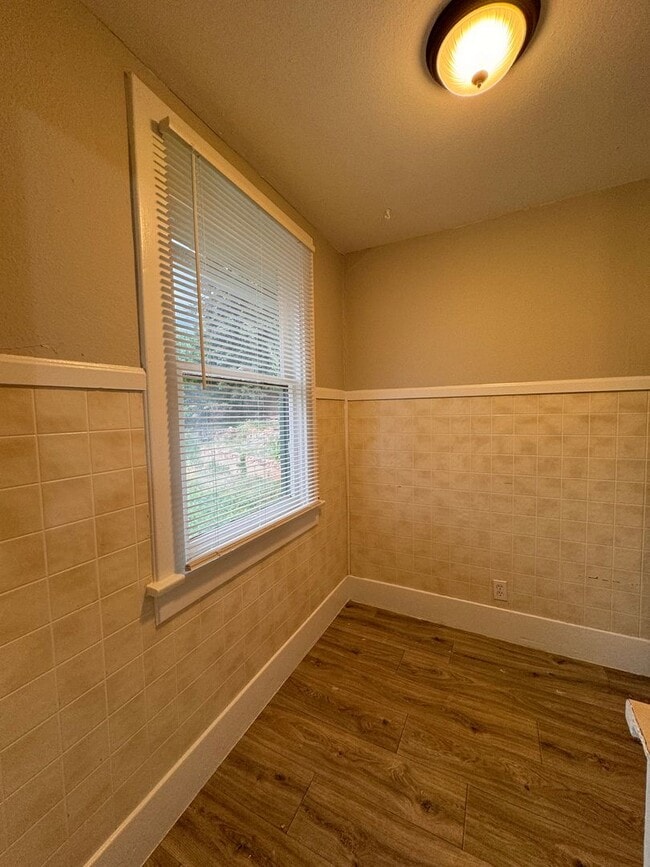 Building Photo - Manitou Springs Living!! 1 Bed 1 Bath Avai...