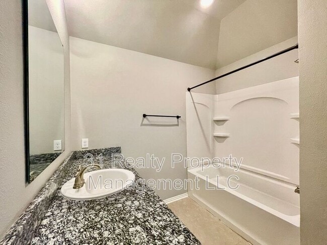 Building Photo - 3115 N Hickory St