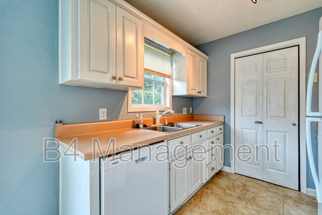Building Photo - 208 Cotton Creek Dr