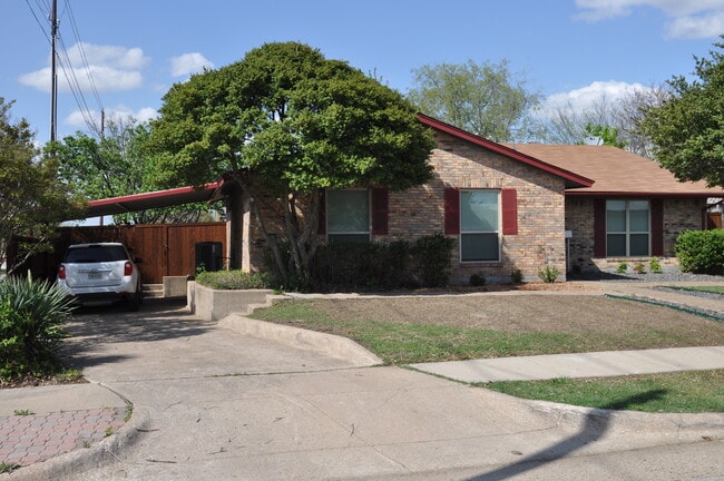 Building Photo - 2101 Deerfield Dr