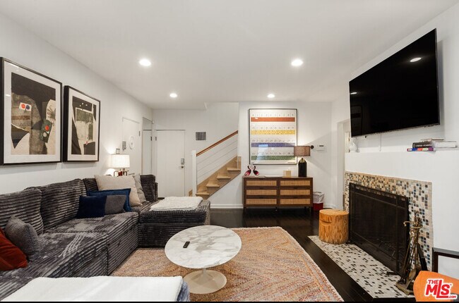 Building Photo - 8467 Willoughby Ave