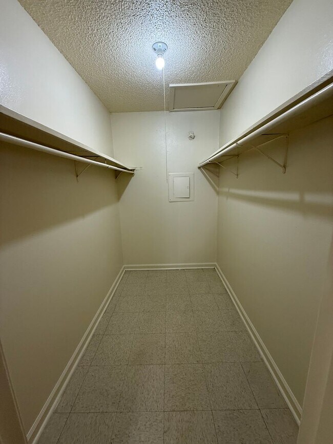 Building Photo - 8714 GSRI Ave