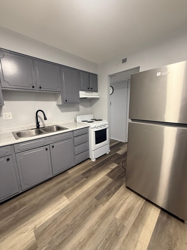 Building Photo - 2969 Four Towers Dr