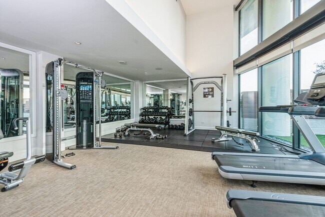 Building Photo - Sleek & Stylish 2/2 in the Heart of Downtown