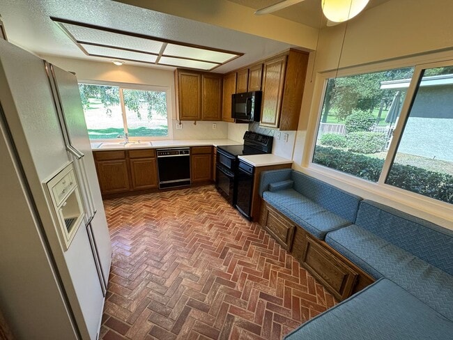 Building Photo - Single story 3 bed 2 bath in gated communi...
