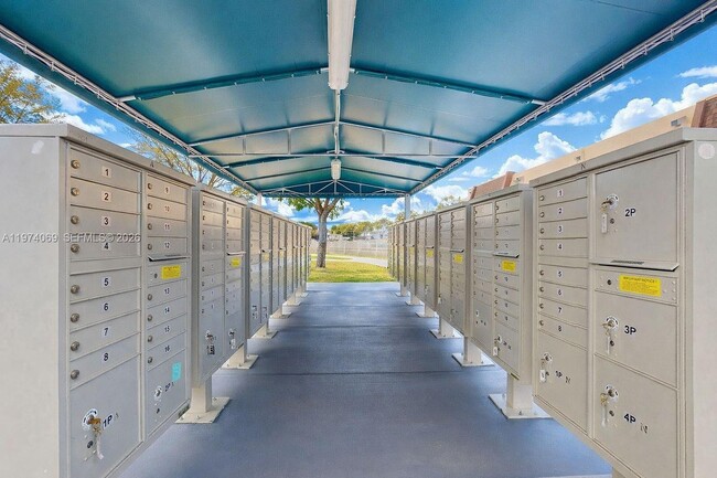 Building Photo - 13715 Kendale Lakes Cir