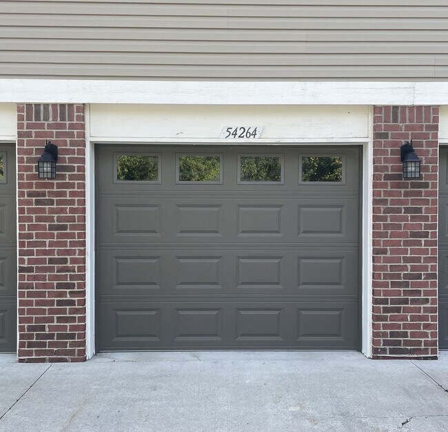 Building Photo - Shelby Township, 1st Floor Access!  2 Bedr...