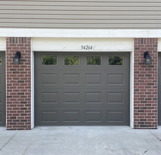 Building Photo - Shelby Township, 1st Floor Access!  2 Bedrooms, 2-Baths, att. Garage