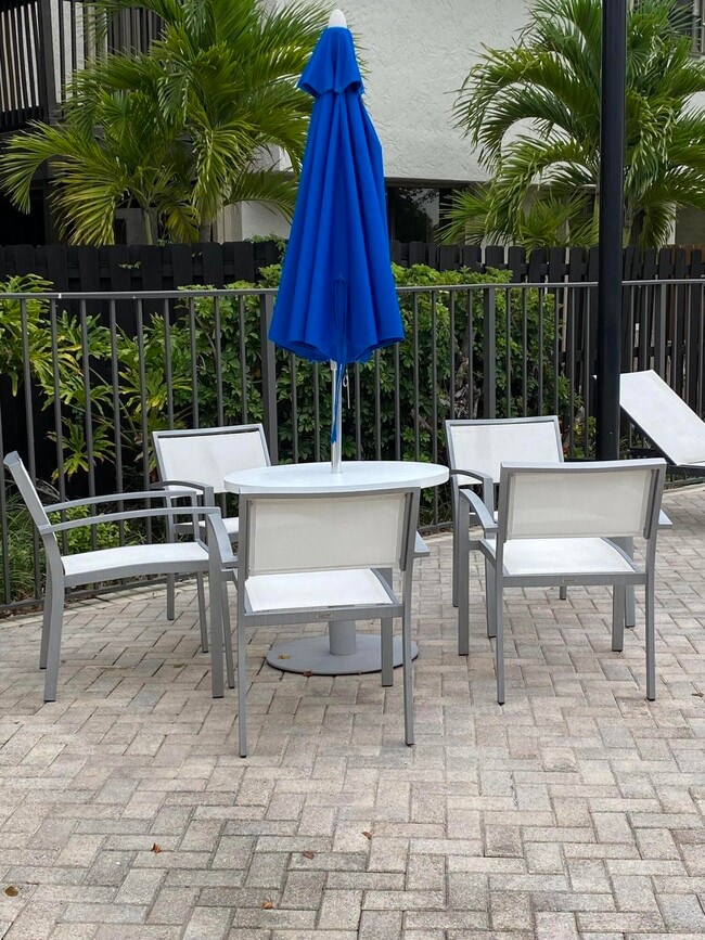 Building Photo - 5790 Fox Hollow Dr