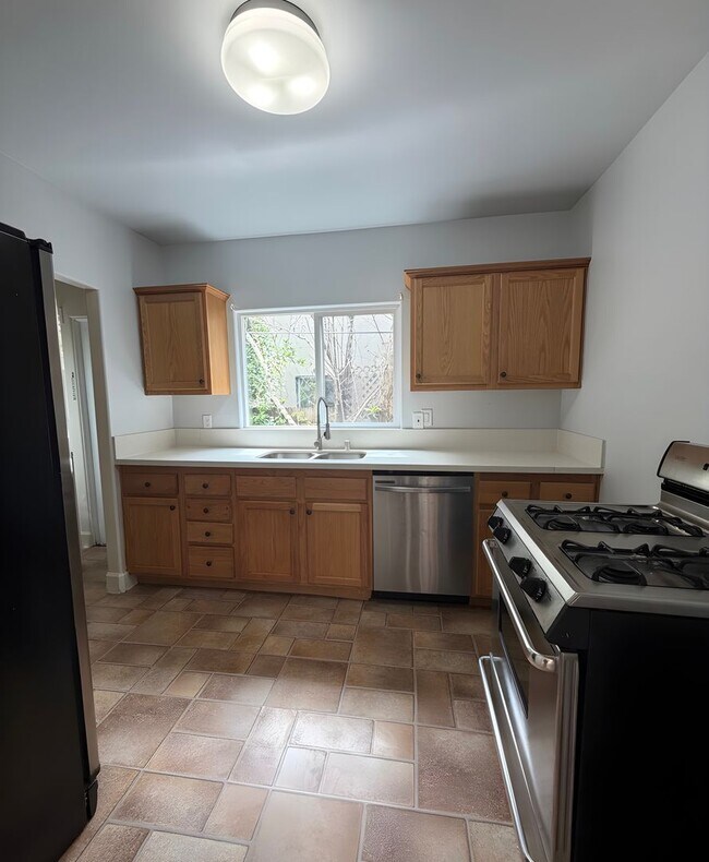 Building Photo - Luxuriously Renovated Bungalow Style 1 Bed / 1 Bath Apartment ~ Comes with Appliances, Parking, W...