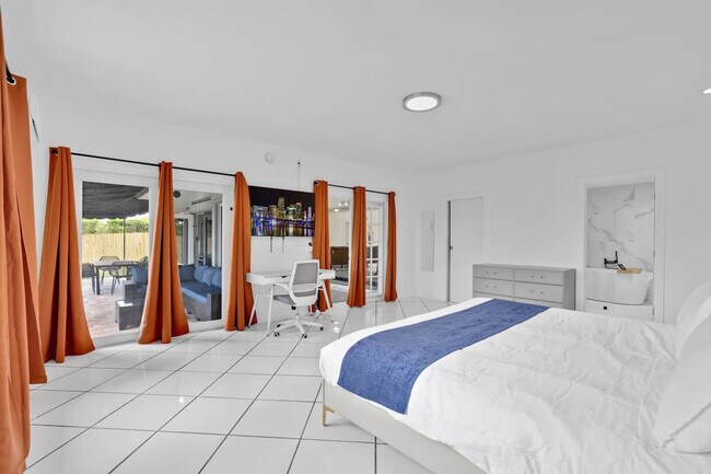 Building Photo - 1712 NE 18th Ave