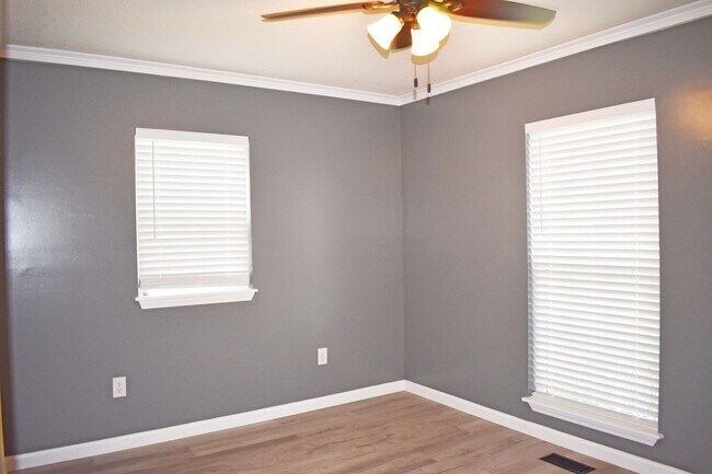 Building Photo - Great home in quiet setting
