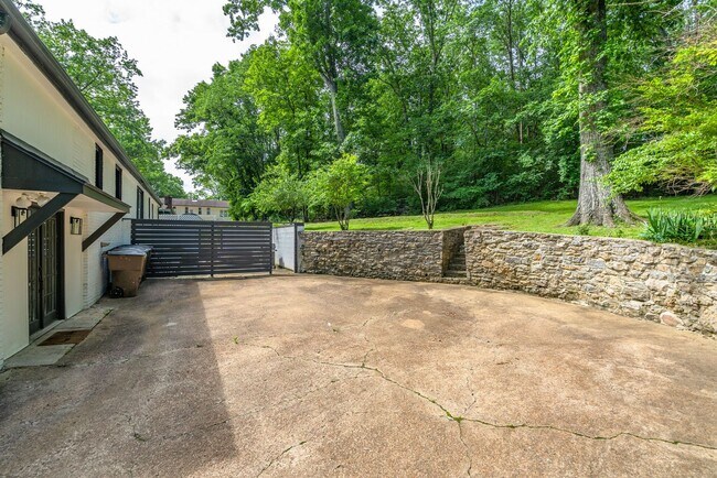 Building Photo - Amazing 3BE/2BA home in the West Meade & Hillwood Estates area!