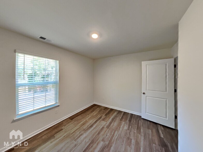 Building Photo - 2331 Mdw Strm Dr