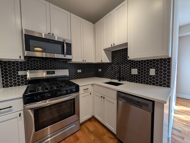 Building Photo - 648 W Wrightwood Ave