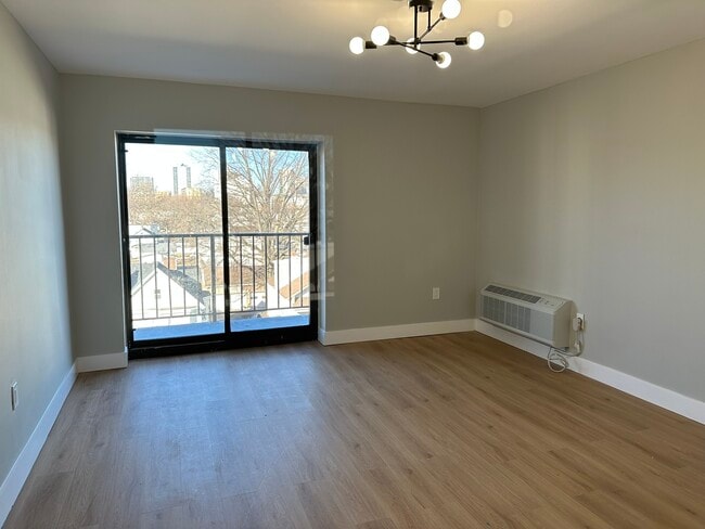 Building Photo - 300 Park St