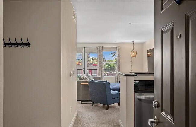 Building Photo - Bright & Spacious Unit with Natural Light