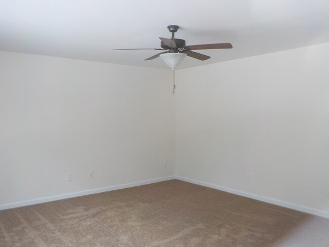 Building Photo - 2Bedroom, 1.5 Bath Townhouse