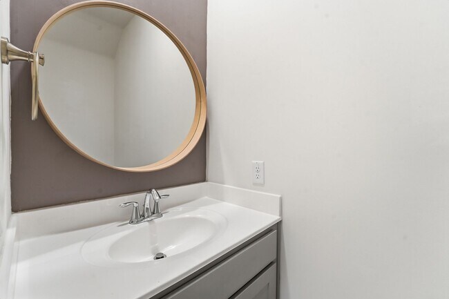 Building Photo - Stylish 2-bedroom, 2.5 bathroom townhouse in a desirable Phoenix location!