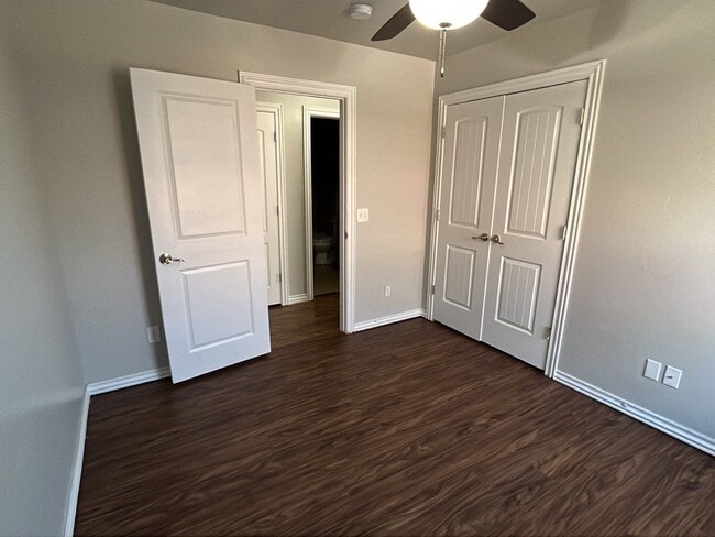 Building Photo - 4 Bedroom 2 Bath Duplex in Mustang!  $1270 Per month!