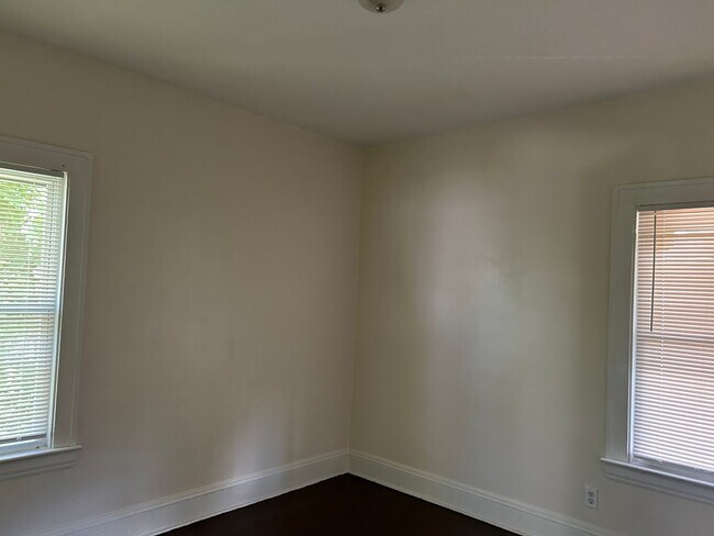 Building Photo - Spacious 3-Bedroom, 2-Bath First Floor  Ap...