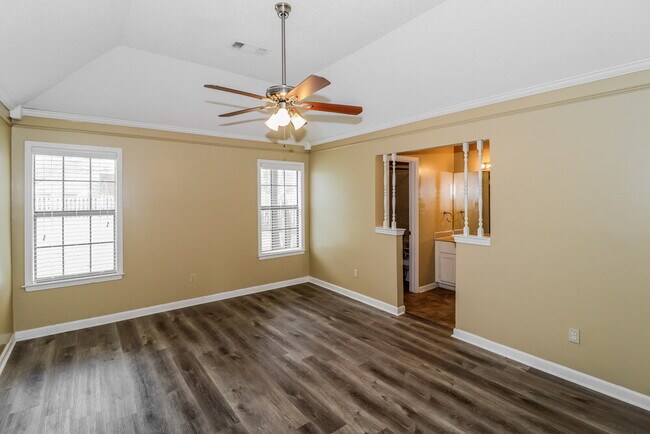 Building Photo - 7644 Valley Glen Dr
