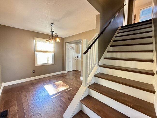 Building Photo - 718 Indianola Ave