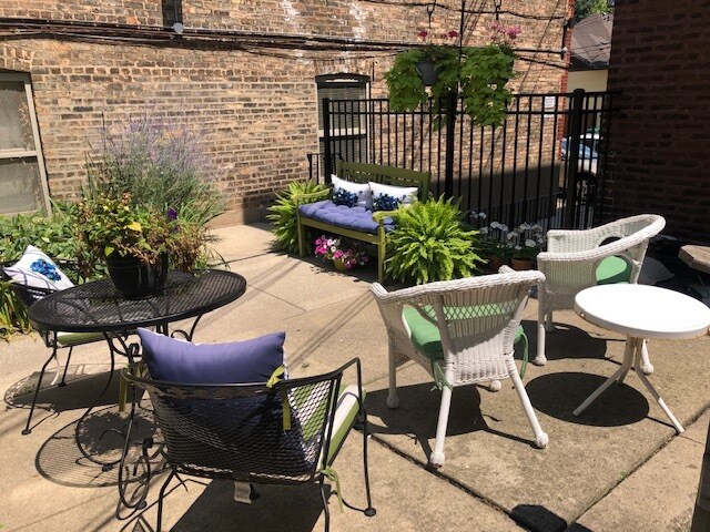 Common lounge area - 212 N Oak Park Ave