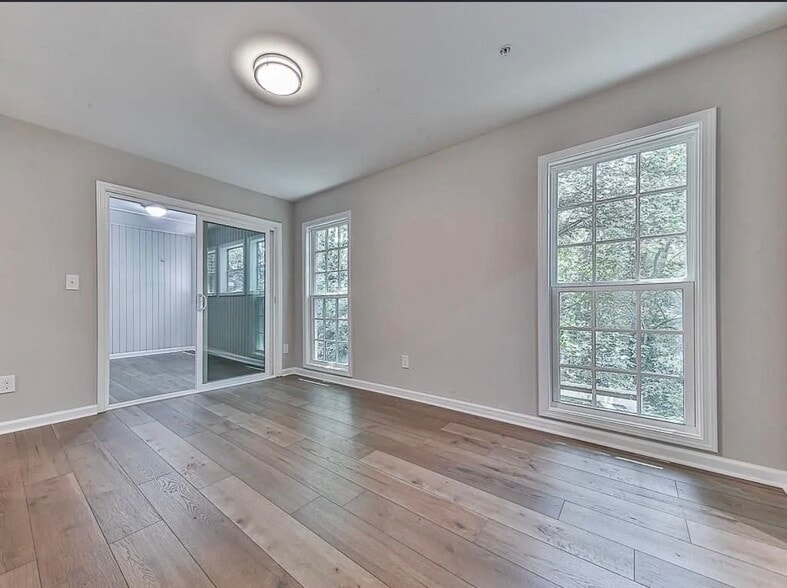 Building Photo - 1166 Booth Rd SW