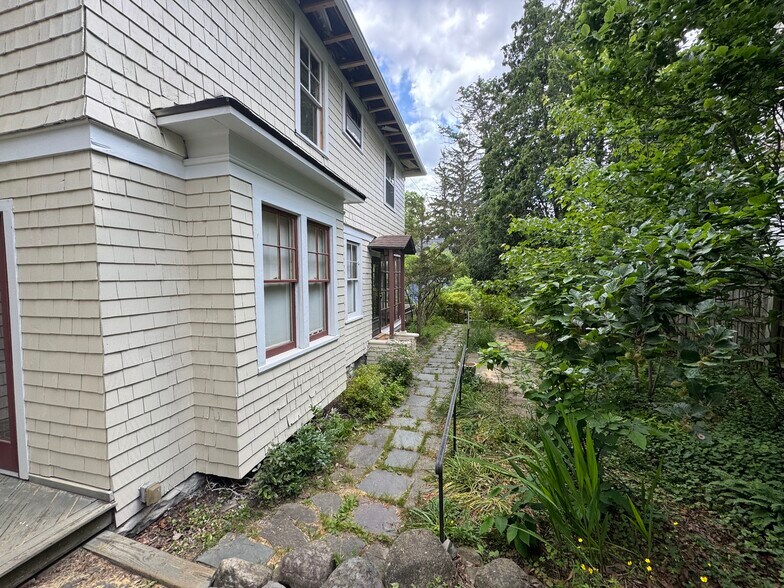 Building Photo - 608 Ackerman Ave