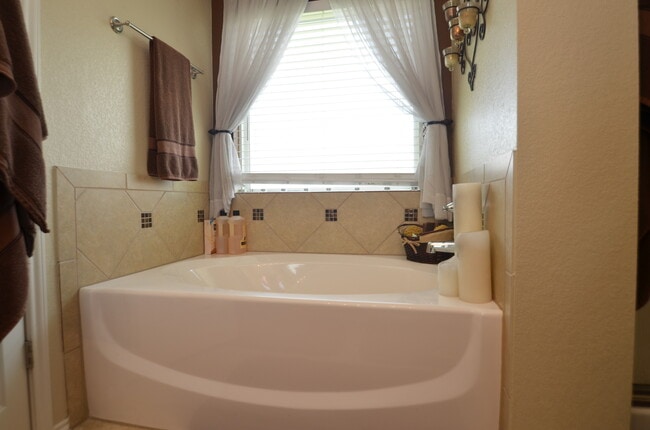 Building Photo - Gorgeous 3 bedroom 2 bath home in desired ...