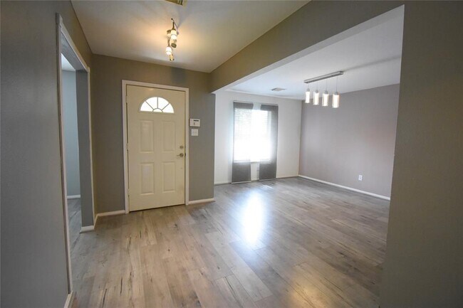 Building Photo - 10942 Heather Trail Dr