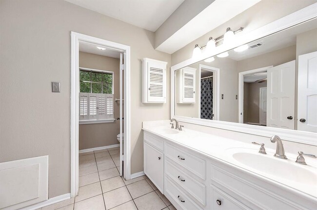 Building Photo - 10715 Elmdale Dr