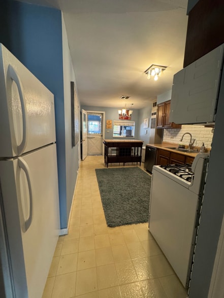 Building Photo - 3421 S Lowe Ave